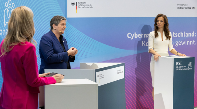 BSI-Präsidentin Claudia Plattner zusammen mit den Moderatorinnen auf dem 20. Deutschen IT-Sicherheitskongress